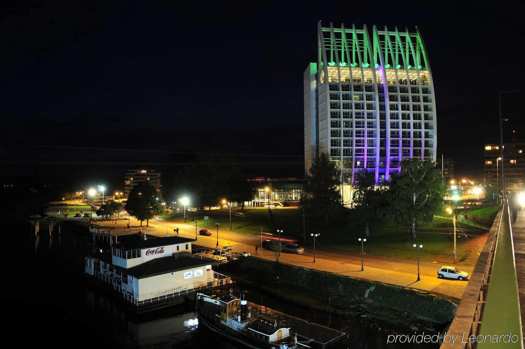 Hotel Dreams バルジビア エクステリア 写真 The Riverfront Hotel at night