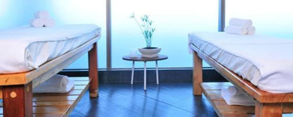 Hotel Dreams バルジビア エクステリア 写真 A small table with a plant